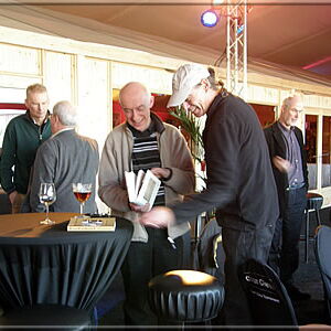 bernd ellinghoven shows his Scacchia Ludus I to Henri Serruys