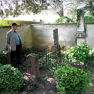 At the grave of Daniel Harrwitz