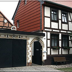 Many houses (and garages) are decorated with chess symbols ...