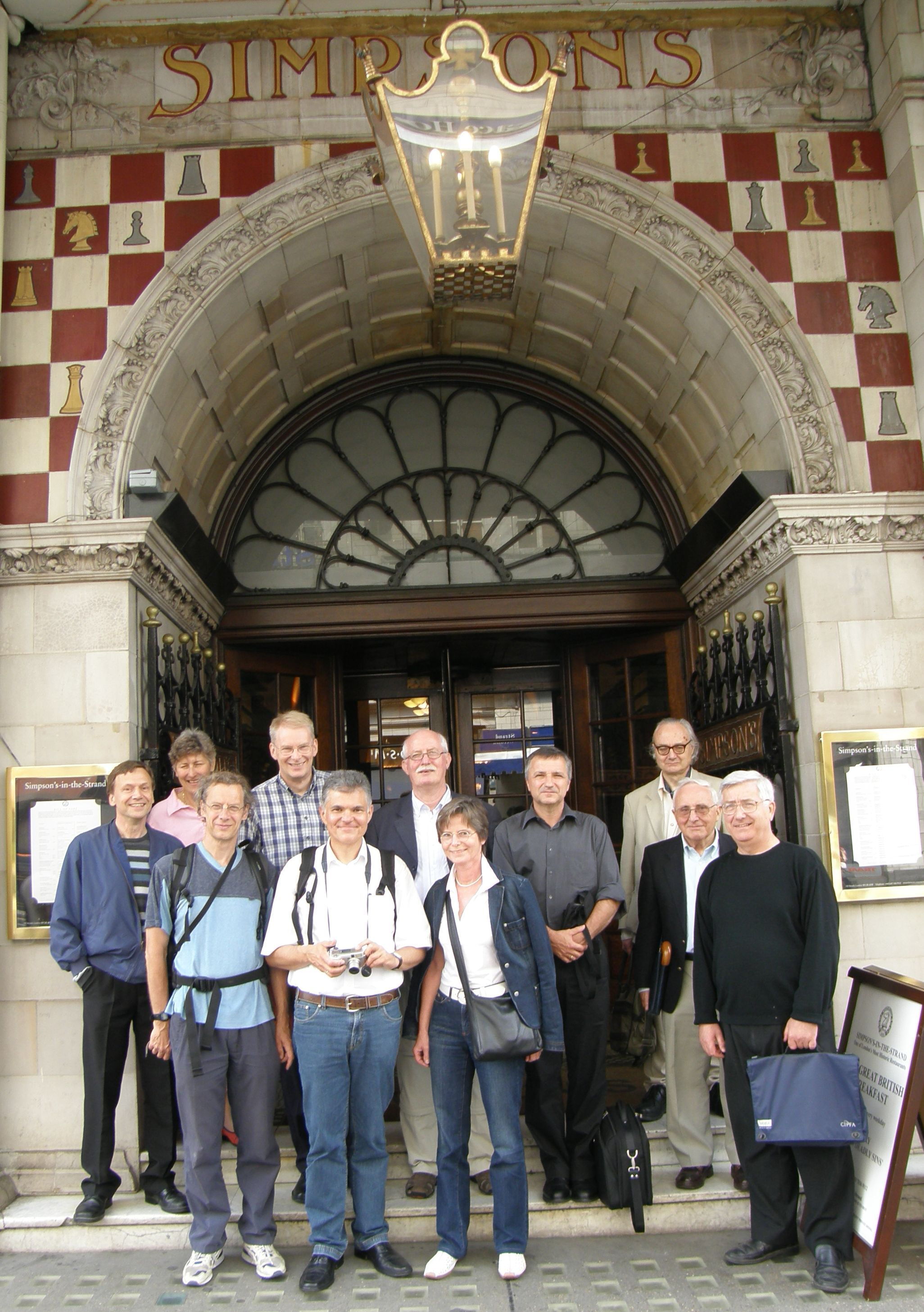 Vor dem „Simpson’s-in-the-Strand“, Sonntag, 10. Juni 2007