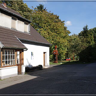 A goldsmithy just opposite to Takako Saito's exhibition