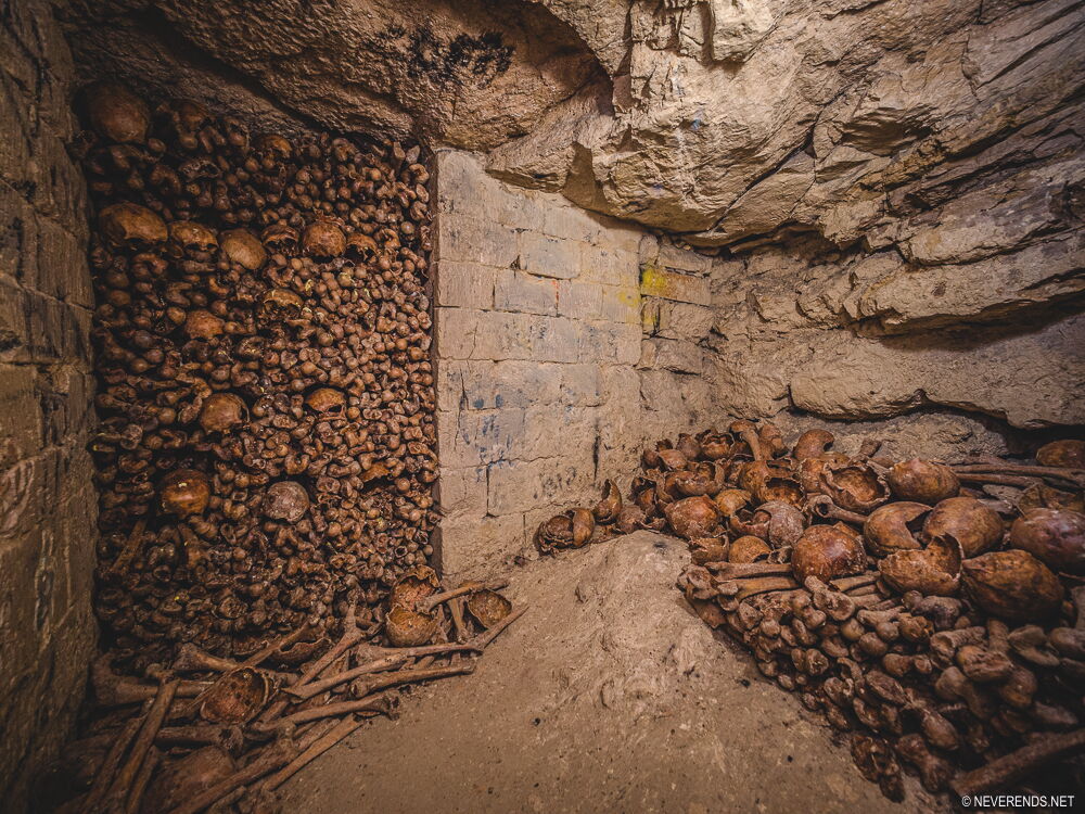 Photograph of an ossuary at the Montparnasse Cemetery. Photograph taken from the website Neverends.net