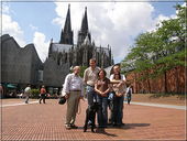 Margus Sööt mit der estnischen Reisegruppe. Links unser Kölner Schachfreund Kuno Thiel (mit Michael Negeles Riesenschnauzer).
