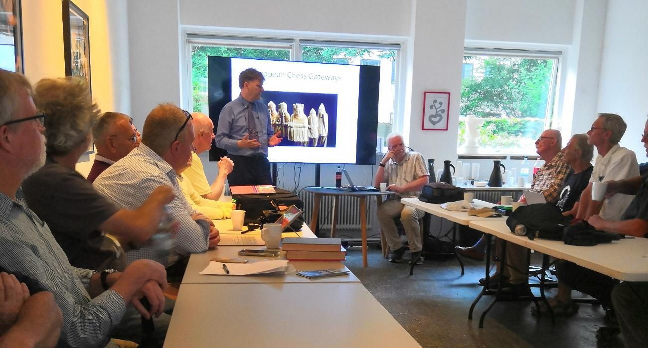 Prof. Dr Frank Hoffmeister welcomes Morten Lilleøren (seated on the right) before his opening lecture.
