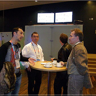 Veselin Topalov has got into discussion with our member Raj Tischbierek, IM Bernd Vökler looks critical and GM Thomas Pähtz turns away