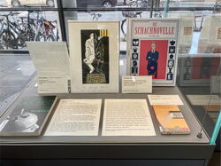 Showcase of the exhibition "Schach. Spiel – Sport – Wissenschaft – Kunst"