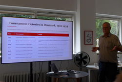 Per Skjoldager gives a lecture on Nimzowitsch.
