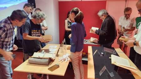 After this rich presentation, the various rare books were presented for consultation