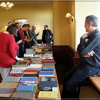 Per Skjoldager's table - is there a customer approaching?