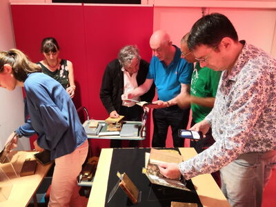 The treasures of the Mennerat Collection are examined. From left to right: Clémence Tariol (curator) and a staff member, Dr Hans Ellinger (Germany), Henri Serruys (Belgium), Dr Jurgen Stigter (Netherlands), Jean-Olivier Leconte (France)