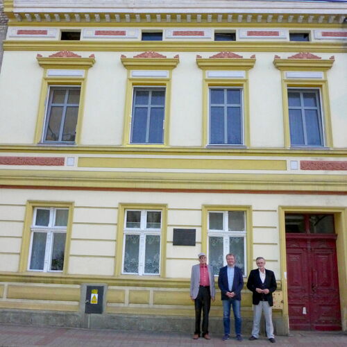 Kazimierz Hoffmann, Bernd Schneider and Tomasz Lissowski in front of Lasker's birthplace