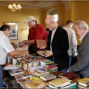bernd ellinghoven, Bob van de Velde and Ralf Binnewirtz have a good rummage around. On the right a pile of Scacchia Ludus I.