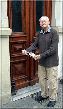 Manfred Mädler an der Haustür seiner Blasewitzer Villa (mit einer Schach- Memorabilie aus Braunschweig)