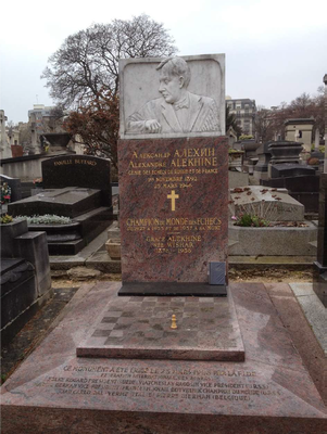 On the bottom left of Alekhine’s grave, the name of Marcel Berman (vice president of FFE then) who contributed to the building of this memorial.