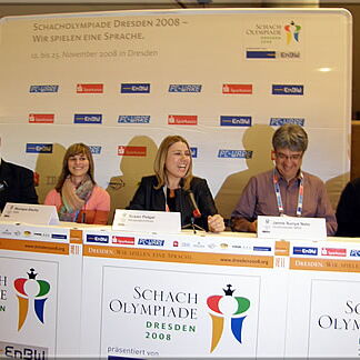 At the press conference: Holger Moritz (Arbiter Germany), Monique Sischy (RSA), Susan Polgar (Moderation/Host), Jaime Sunye Neto (GM Brazil), Tiger Hillarp Persson (GM Sweden)