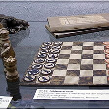 (right:) Chess set / forces' postal service, WW II