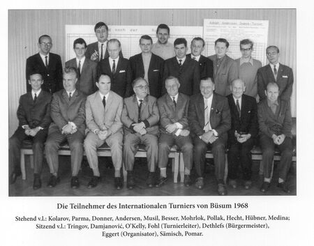 Büsum, 9. - 24. Mai 1968: Robert Hübner, der junge Turniersieger, stehend, zweiter von rechts.