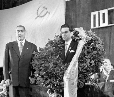 Marcel Berman rewarding new world champion Mikhail Tal in Moscow, in 1960, after overthrowing Mikhail Botvinnik.