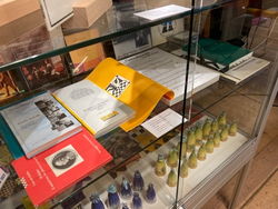 Vitrine mit der Partitur zur Oper Schachnovelle v. V. Dinescu. Leihgeber: Siegfried Schönle.