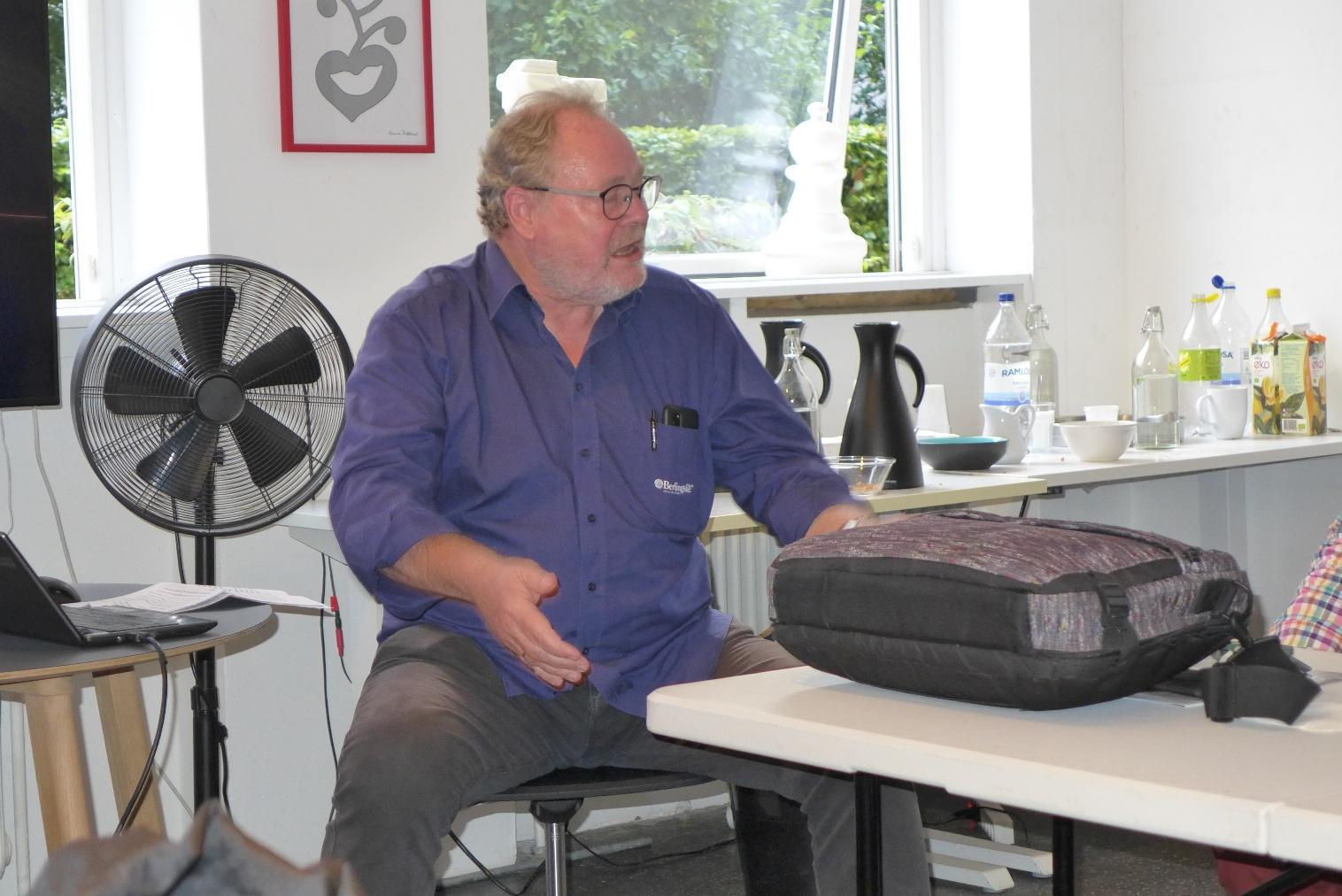Jan Løfberg gives a presentation on Bent Larsen.