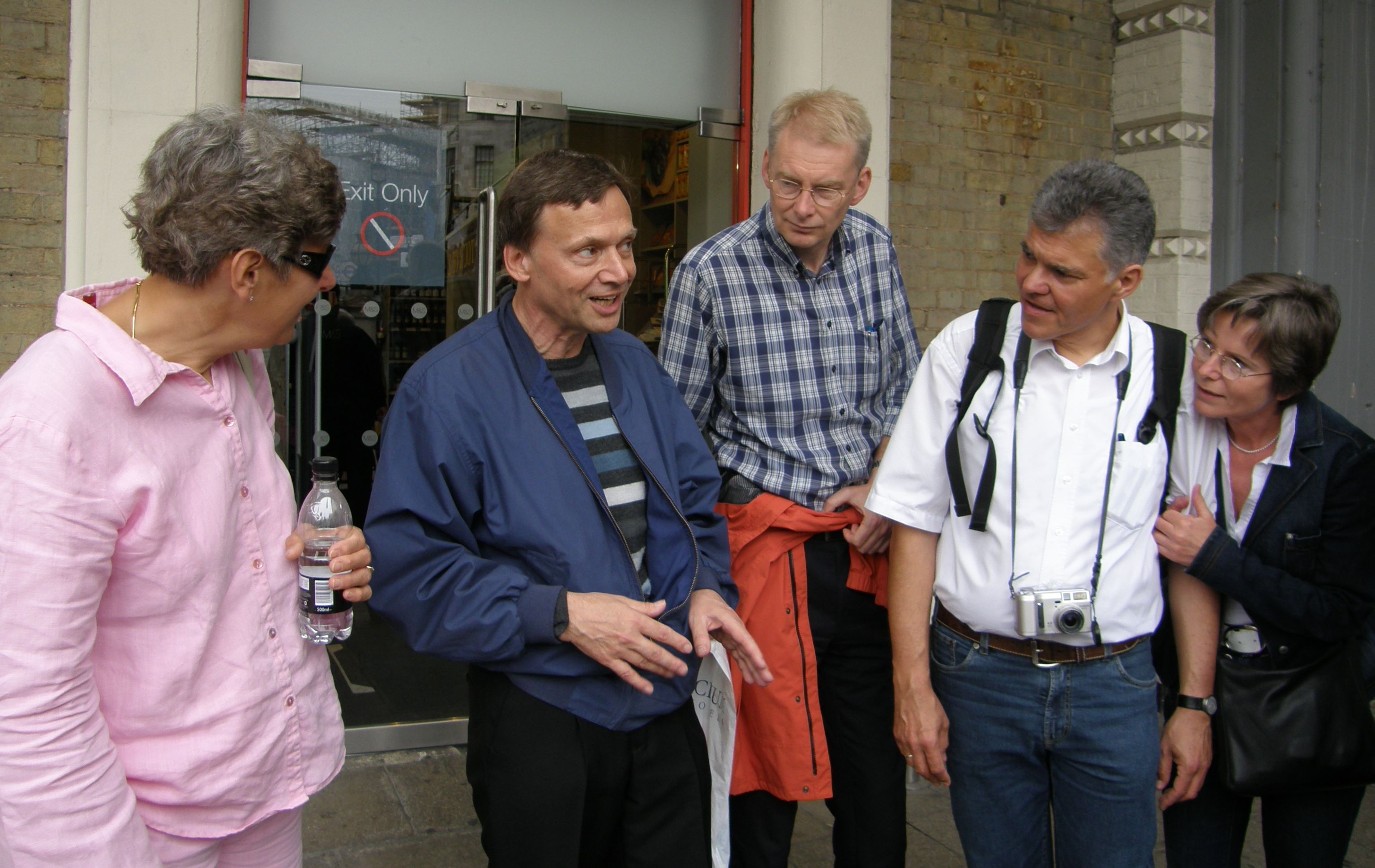 Jimmy Adams wird von dem Ehepaar Corneth flankiert; rechts: Andreas und Marie-Theres Saremba, 2007