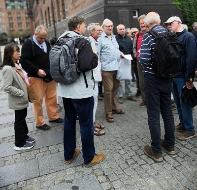 Meeting at the town hall for the guided tour. In the centre of the picture, from left to right: Frank Hoffmeister, Claes Løfgren and Kaare Vissing Anderssen.