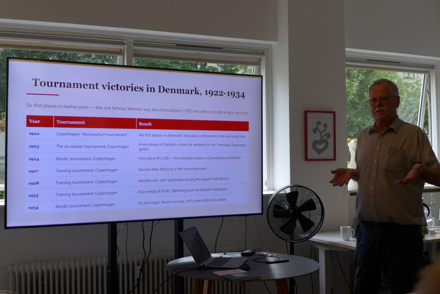 Per Skjoldager gives a lecture on Nimzowitsch.