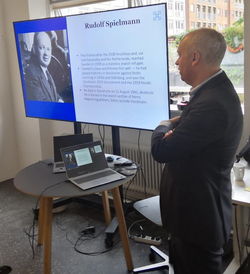 Mattias Johansson recounts the time spent in Sweden by Rudolf Spielmann, a Jewish man,  who died in Stockholm on 21 August 1942 after fleeing the Nazis.