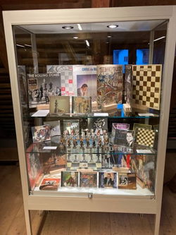 Vitrine mit Schallplatten. Leihgeber: Siegfried Tschinkel.