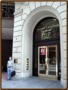 Andy vor dem Eingang 57 Post Street