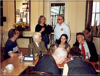Jurgen Stigter, Lothar Schmid, Susanna Poldauf, Andreas Saremba, Herr und Frau Liermann (leider mit dem Rücken zur Kamera), stehend Barbara Holländer und Egbert Meissenburg