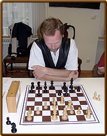 Claes Løfgren konzentriert sich auf seinen 9. Zug