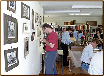 Jurgen Stigter (links) vertieft sich in Schach-Graphiken.