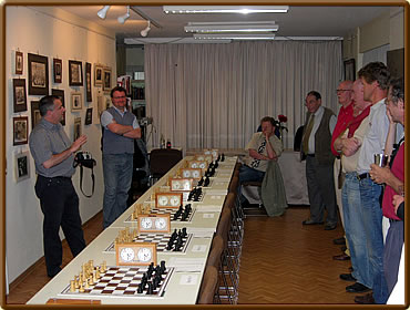 Instruktionen zum Start - ein Uhrensimultan verlangt "Disziplin"!