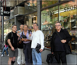 John Donaldson, Claes Løfgren, Jurgen Stigter, Andy Ansel und Kerry Lawless vor dem Schachladen