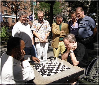 Andy Ansel, Claes Løfgren, Guy van Habberney, Jurgen Stigter und Phil McCready beim Kiebitzen