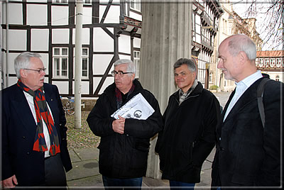 Ein KWA-Quartett wartet vor dem Museum auf den "Startschuss": (von links) Gunnar Finnlaugsson, Tony Gillam, Andreas Saremba, Bob van de Velde