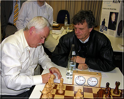 Poul Bang Nielsen (rechts) und Gunnar Finnlaugson, der die Züge notiert - noch befindet sich die Partie im frühen Eröffnungsstadium.