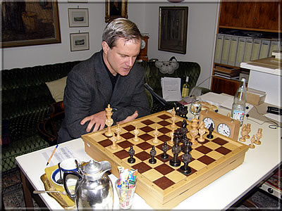 Kurz vor dem Ende der Partie - John bedenkt seinen 38. Zug.