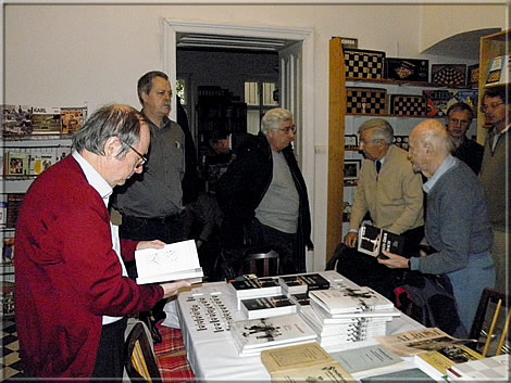 Attraction for collectors: the book table with the latest publications.