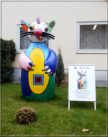 "Bügelkatze" in the front garden of Theaterwall 17, not a new KWA member!