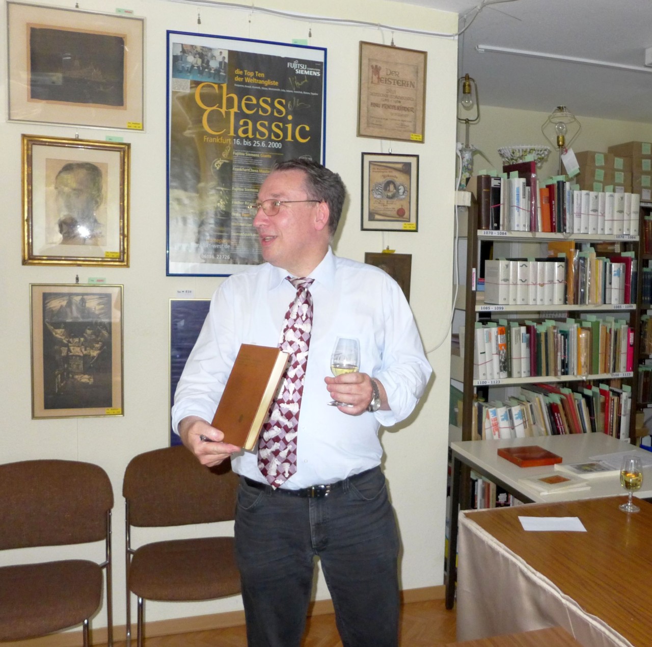 Dr. Karl Klittich with the reprint of the LN-catalogue